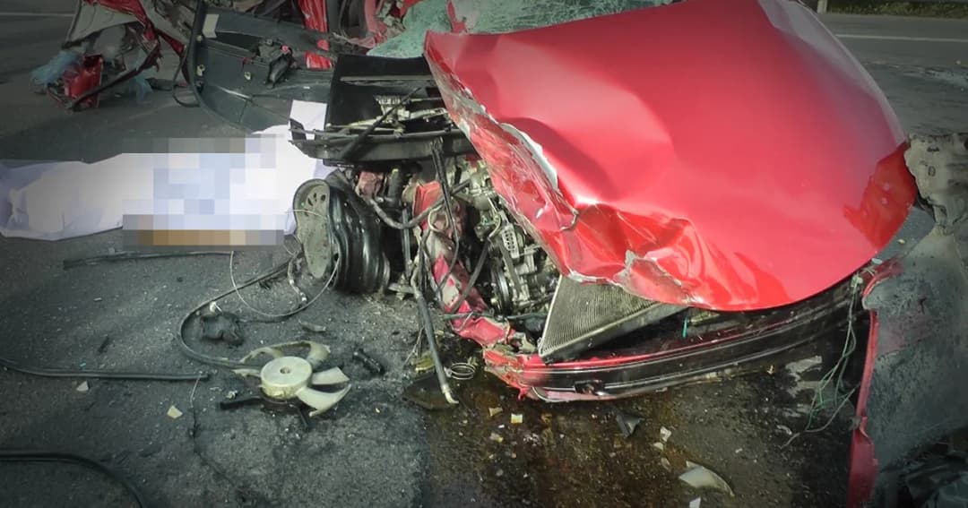 ดาบตำรวจซิ่งเก๋งแซงขวาไม่พ้น ชนประสานงารถพ่วงดับ