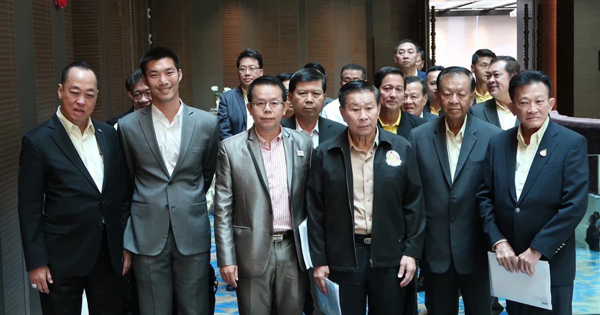 7 พรรคฝ่ายค้านถก “ทางออกวิกฤติชาติ” เพื่อไทยชี้ต้องแก้ รธน. ธนาธรย้ำปฏิรูปกองทัพด้วย