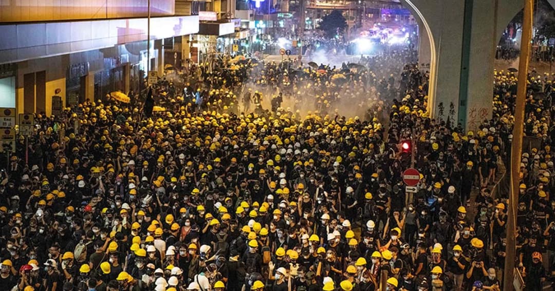 จลาจลฮ่องกง ตร.ยิงกระสุนยางสลายม็อบบุกสำนักงานผู้แทนรัฐบาลจีน