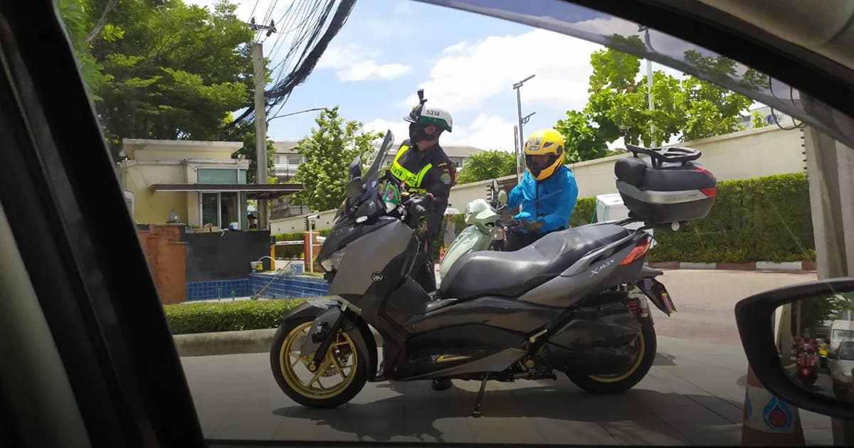 เทศกิจลาดพร้าว ลุยจับผู้ฝ่าฝืนขี่จักรยานยนต์บนทางเท้าต่อเนื่อง