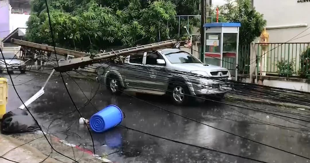 พายุถล่มจังหวัดสงขลาต้นไม้หักโค่นทับรถยนต์เสียหาย 3 คัน