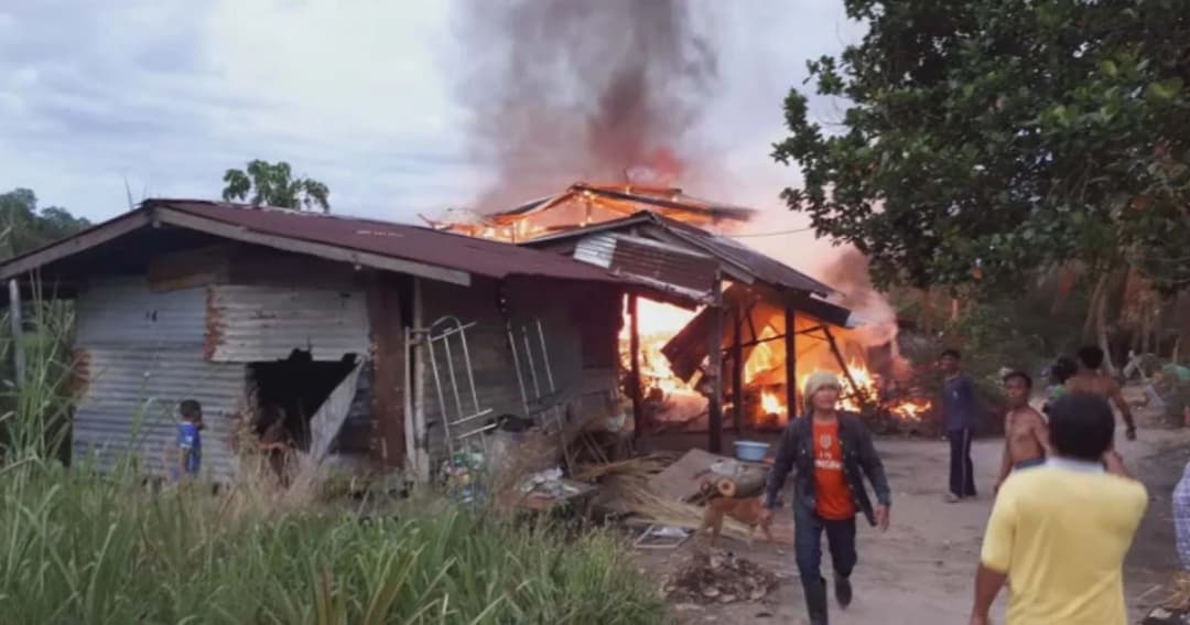 อุทาหรณ์! เสียบปลั๊กเครื่องซักผ้าทิ้งไว้ ไฟฟ้าลัดวงจร ลามเผาบ้านวอดทั้งหลัง