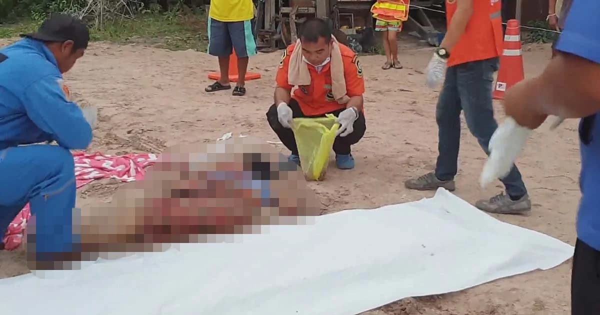 สลด! เจ้าของที่จ้างรถมาถมดินเตรียมสร้างบ้าน ถูกรถถอยทับดับคาที่