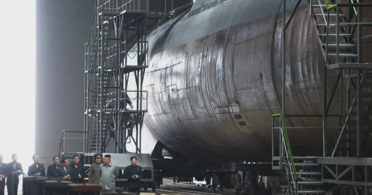 คิมจองอึน ตรวจสอบ “เรือดำน้ำ” ลำใหม่ของเกาหลีเหนือ ประจำการน่านน้ำทะเลตะวันออก