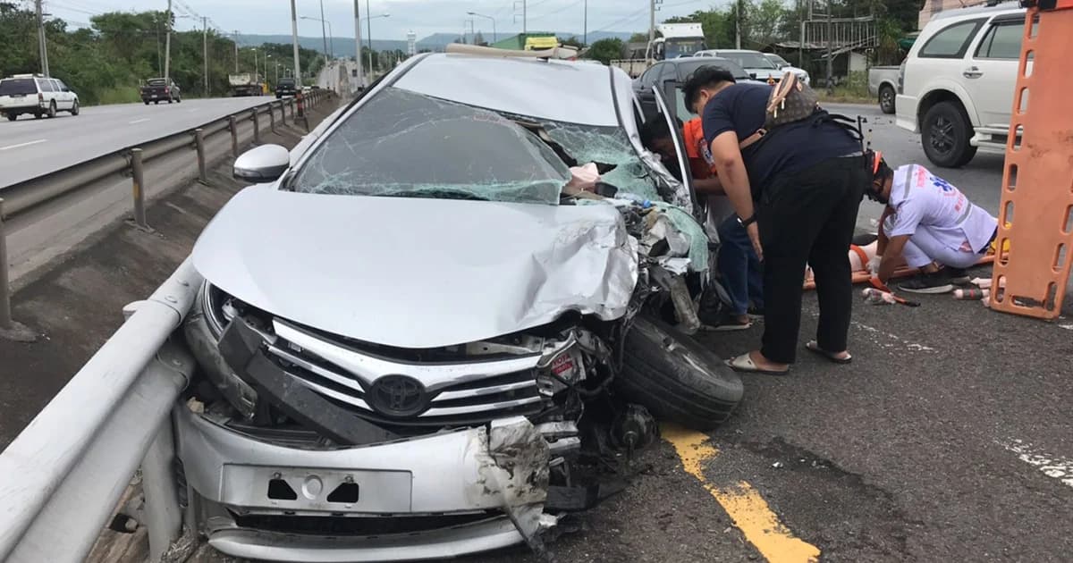 อุบัติเหตุรถทีมข่าวช่องดัง ชนท้ายรถพ่วงขาเข้าโคราช บาดเจ็บ 1 สาหัส 2