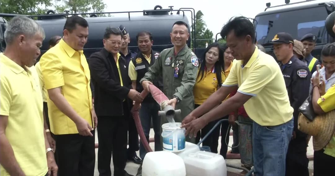 กองบิน 1 โคราช นำรถบรรทุกน้ำแจกน้ำชาวบ้านบรรเทาแล้ง