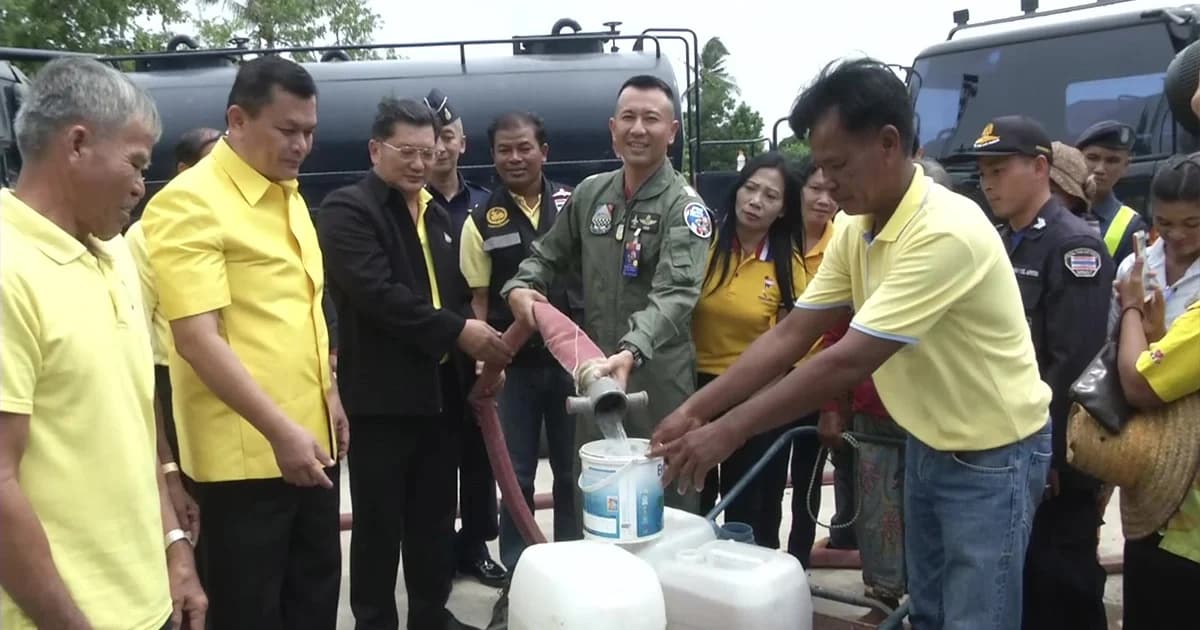 กองบิน 1 โคราช นำรถบรรทุกน้ำแจกน้ำชาวบ้านบรรเทาแล้ง