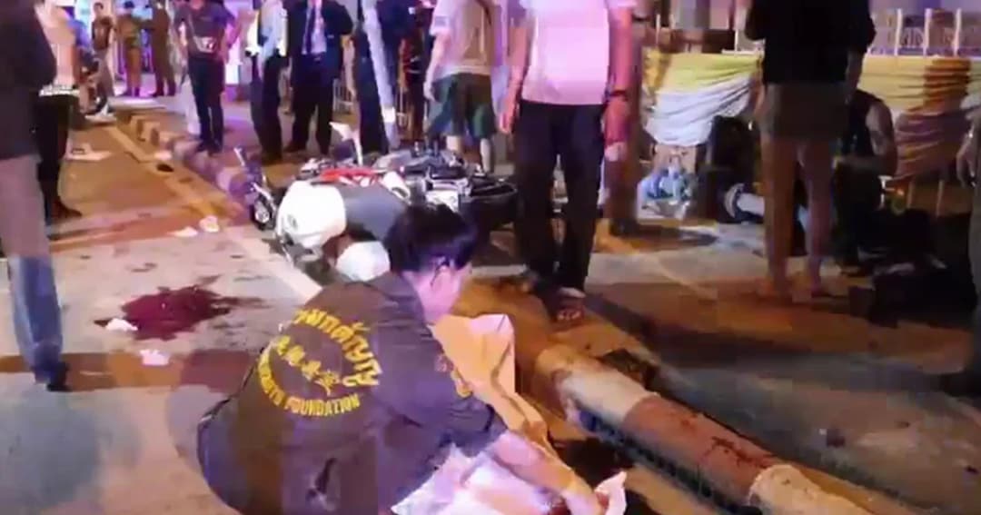 ซิ่งบิ๊กไบค์ข้ามทางรถไฟ เสียหลักชนเสาป้ายบอกทางพลิกคว่ำ ดับ 2 ศพ