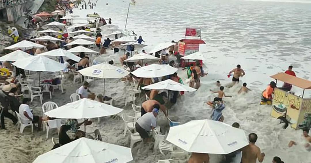 นักท่องเที่ยวแตกตื่น หลังถูกคลื่นซัดริมหาดในริโอ เดอ จาเนโร