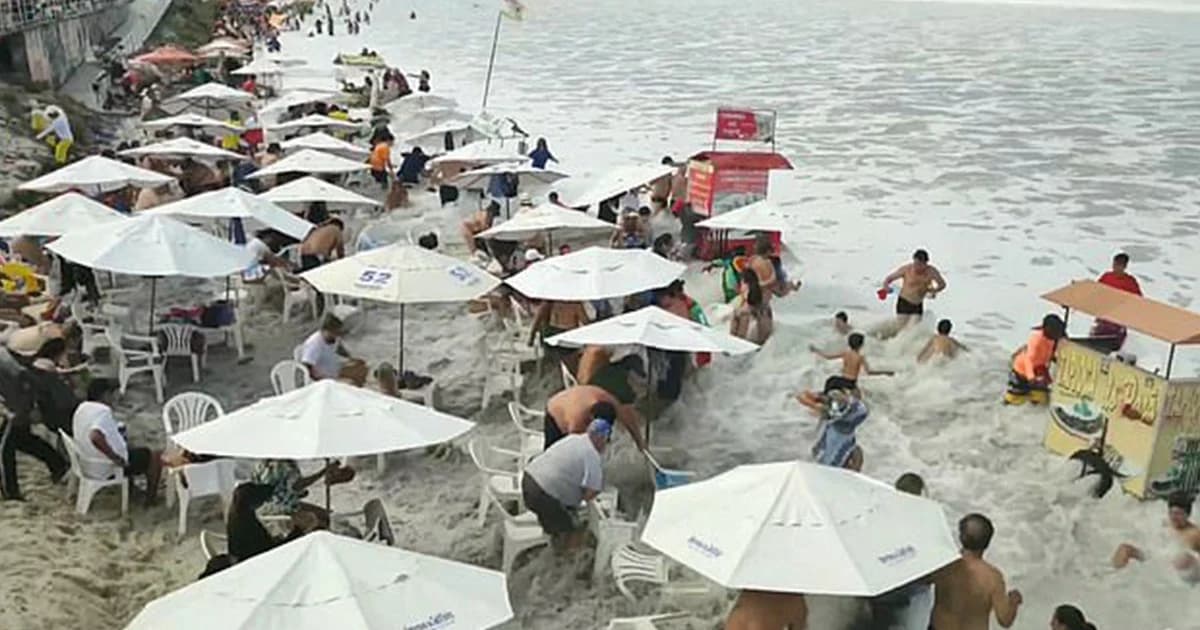 นักท่องเที่ยวแตกตื่น หลังถูกคลื่นซัดริมหาดในริโอ เดอ จาเนโร