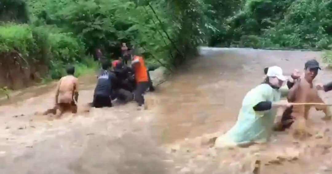 ชื่นชม! อาสาสมัคร พอ.สว. ลุยฝ่ากระแสน้ำเชี่ยว ขึ้นดอยดูแลผู้ป่วยช่วงหน้าฝน