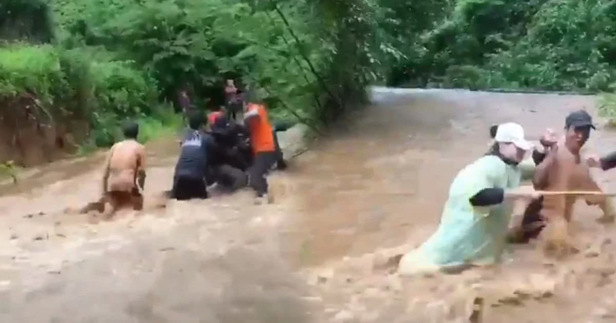 ชื่นชม! อาสาสมัคร พอ.สว. ลุยฝ่ากระแสน้ำเชี่ยว ขึ้นดอยดูแลผู้ป่วยช่วงหน้าฝน