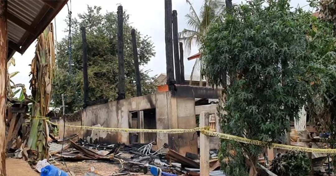 น้องชายคลั่ง คว้ามีดแทงพี่สาวดับ ก่อนจุดไฟเผาบ้านวอด