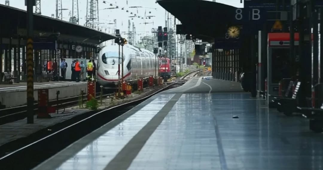 รวบ! หนุ่มผลัก 2 แม่ลูกตกรางรถไฟในเยอรมนี แม่รอด ลูกถูกทับดับ