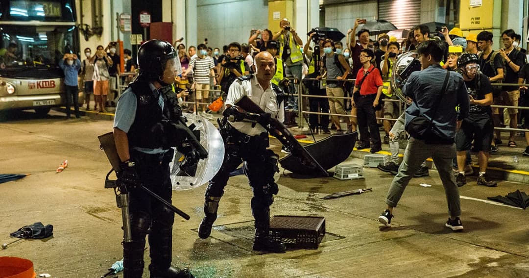 ตร.ปะทะม็อบฮ่องกง หลังเคลื่อนปิดล้อมสถานีตำรวจย่านไควชุง