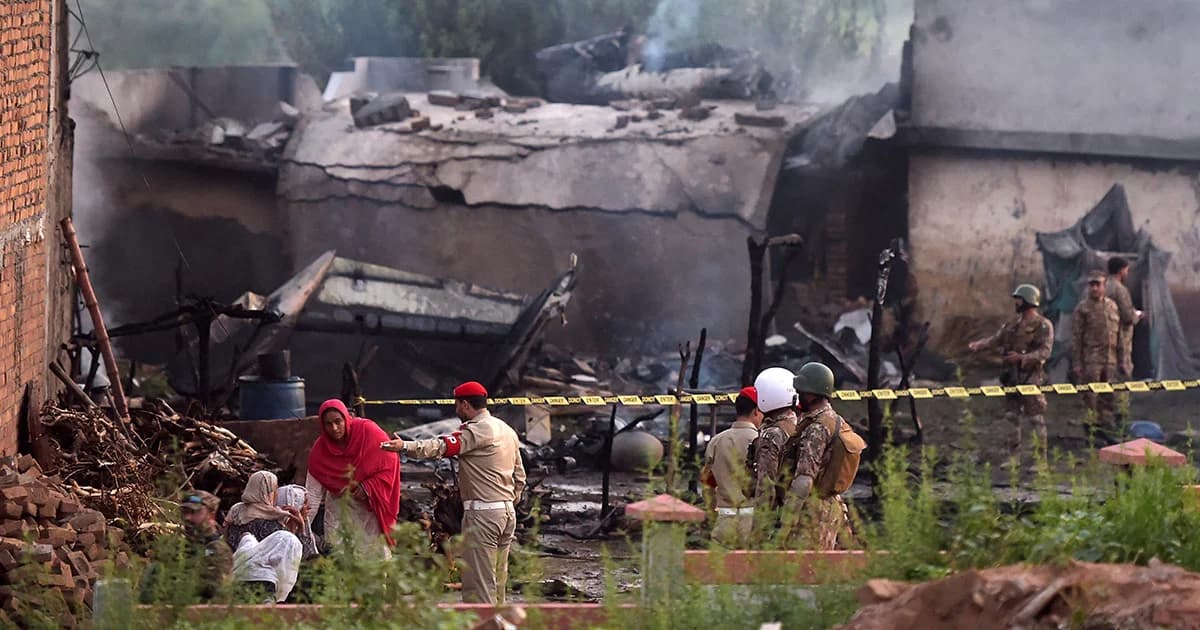 เครื่องบินเล็ก “กองทัพปากีสถาน” ตกย่านชุมชน เสียชีวิต 18 คน เจ็บอื้อ