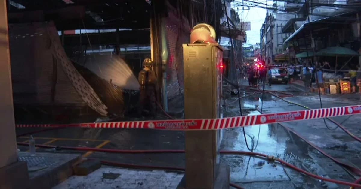 วุ่น! ไฟไหม้แผงค้า-โรงแรม ย่านประตูน้ำ 3 จุด เสียหายจำนวนมาก