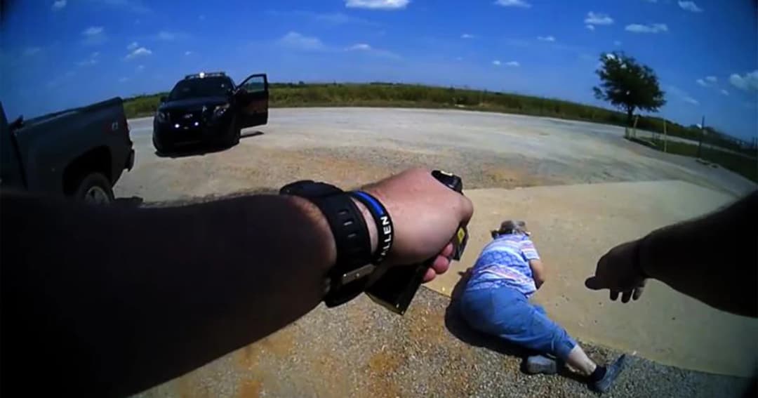 มนุษย์ป้าโดนตำรวจยิงปืนช็อตไฟฟ้าใส่ หลังไม่ยอมรับใบสั่ง