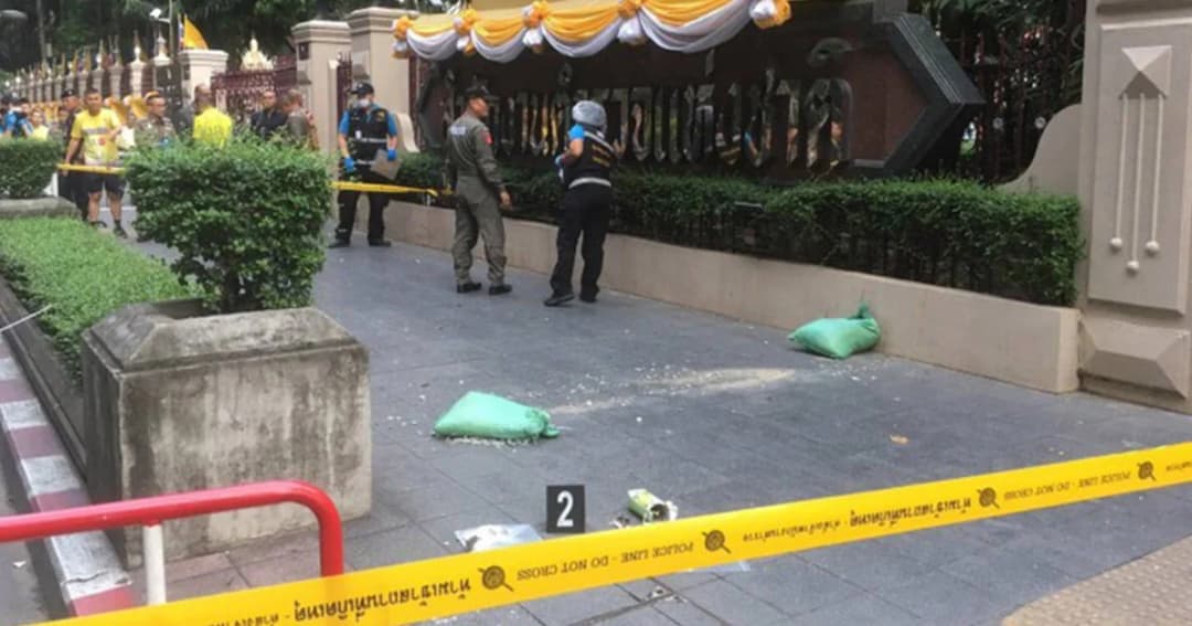 “บิ๊กแป๊ะ” เค้นสอบเอง 2 ชายผู้ต้องสงสัย ลอบวางบึ้มป้าย สตช. พบเชื่อมโยงชายแดนใต้