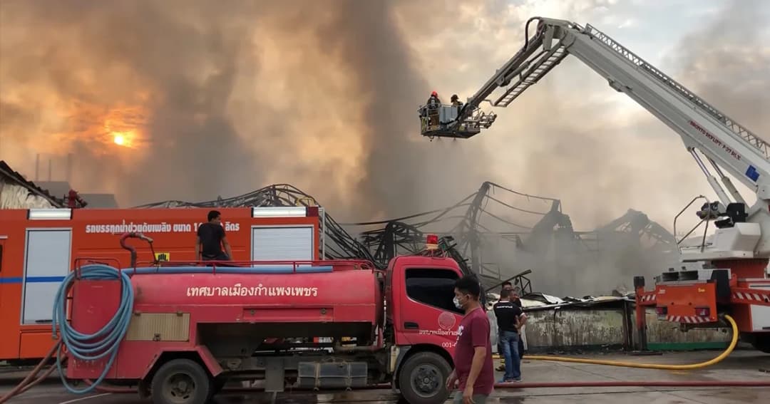 ควบคุมเพลิงไหม้โรงงานผลิตถุงมือยาง จ.สงขลา ได้แล้ว หลังไหม้ยาวนาน  12 ชั่วโมง