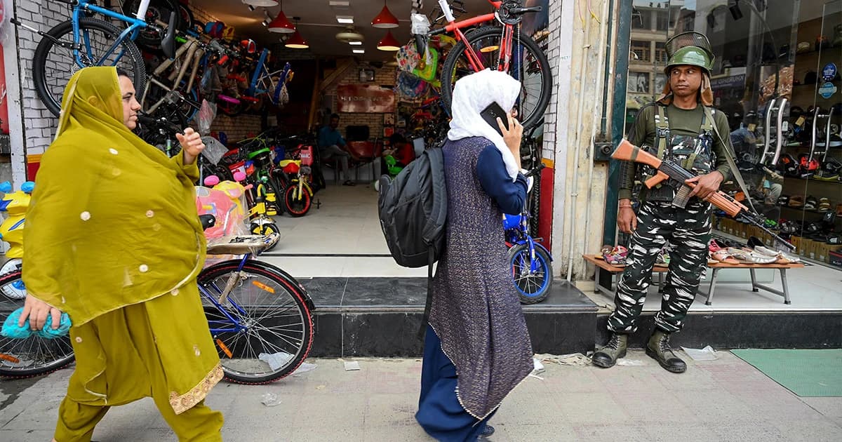 อินเดียอพยพประชาชนและนักท่องเที่ยวออกจากแคชเมียร์ หวั่นเกิดเหตุร้าย