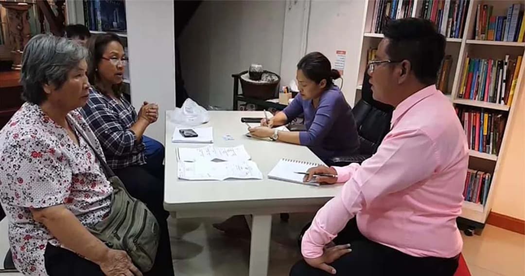 หลานหลอกตา ผู้ป่วยจิตเวช ให้โอนบ้านให้ ก่อนนำไปฝากขาย ทำตายายถูกไล่ที่