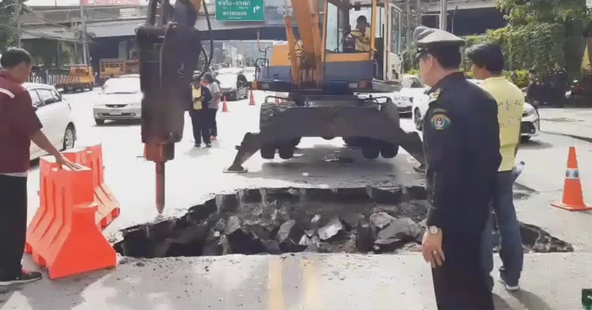 เร่งซ่อม! ถนนเพชรบุรี หลังทรุดตัวลึก 1 เมตร กระบะพลาดตกเสียหาย 1 คัน