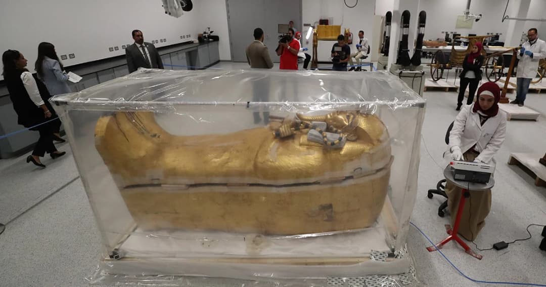 โลงศพทองคำตุตันคาเมน เผยโฉมนอกสุสานครั้งแรก