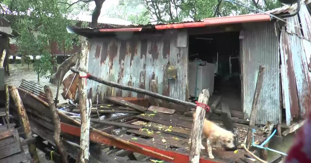 ปลัดจังหวัดระนองลงพื้นที่เกาะคณฑี หลังถูกมรสุมซัดบ้านพัง 32 หลัง