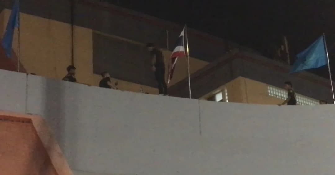 หนุ่มเชียงรายถูกแฟนทิ้ง เครียดจัดปีนขนส่งหมอชิต หวังโดดฆ่าตัวตาย