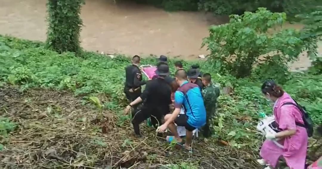 ชื่นชม จนท.หามหญิงท้อง 5 เดือนชักเกร็ง เลาะห้วยส่งรพ. หลังต้นไม้-เสาไฟล้มขวางถนน