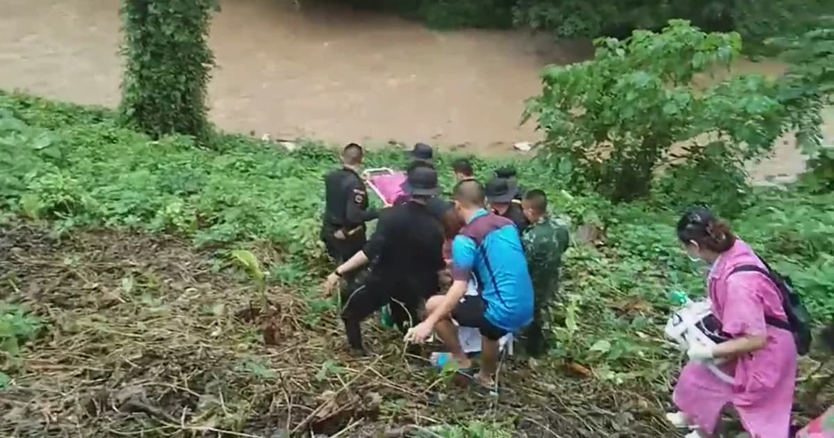 ชื่นชม จนท.หามหญิงท้อง 5 เดือนชักเกร็ง เลาะห้วยส่งรพ. หลังต้นไม้-เสาไฟล้มขวางถนน