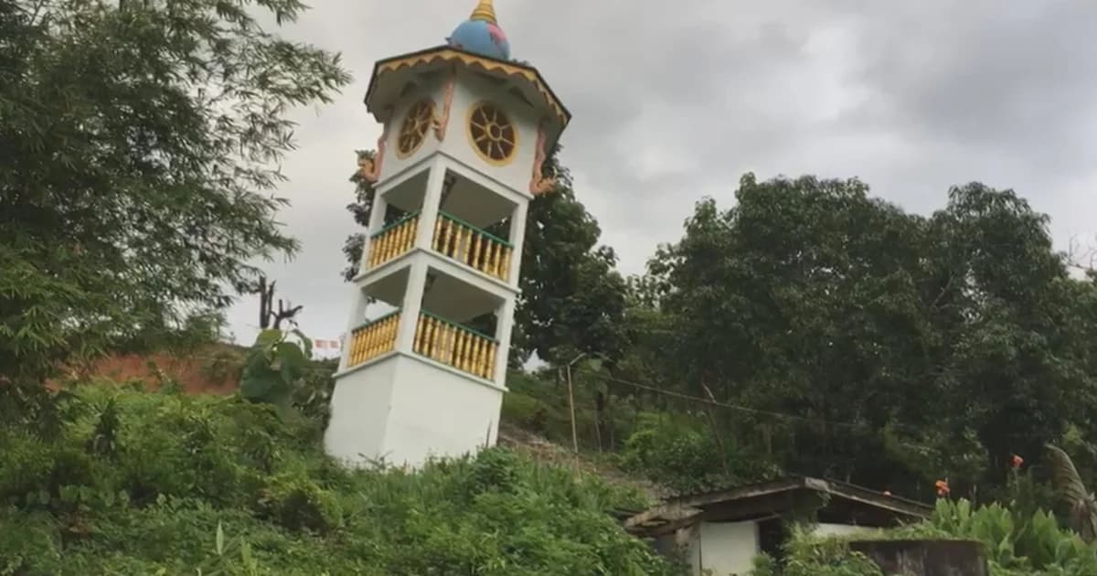 ตากฝนถล่มหนัก! ดินทรุดหอระฆังวัดเอียง พบไม่ได้ขออนุญาตก่อสร้าง