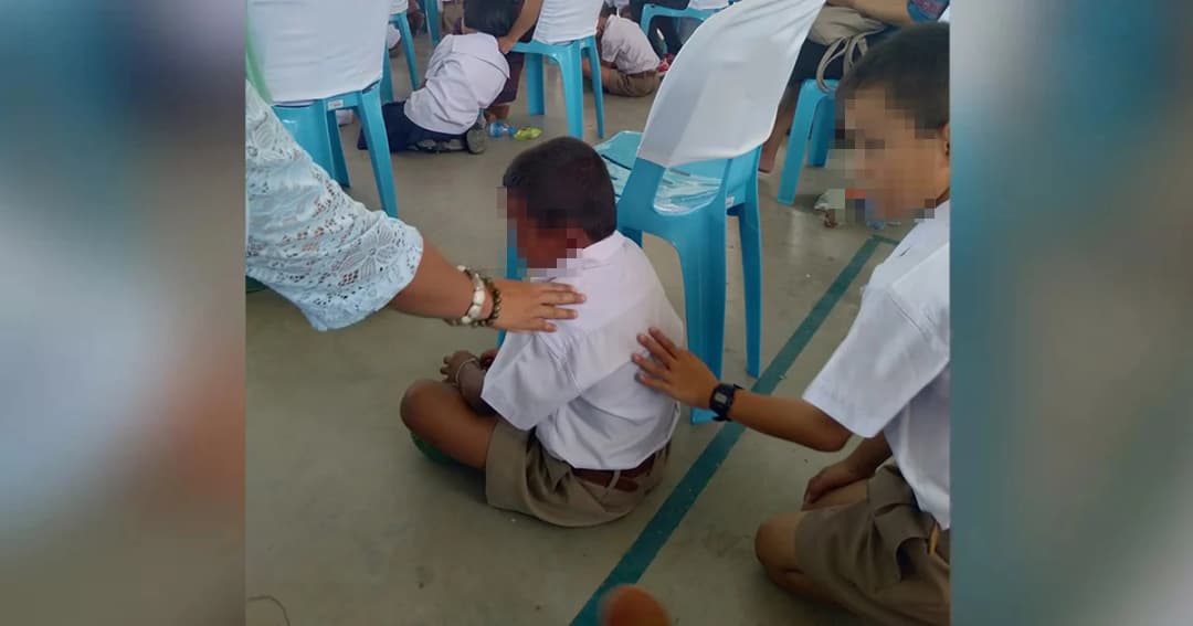 ต้องช่วยกันปลอบ! สาวโพสต์ภาพเด็กนั่งร้องไห้ เพราะผู้ปกครองมางานวันแม่ไม่ได้