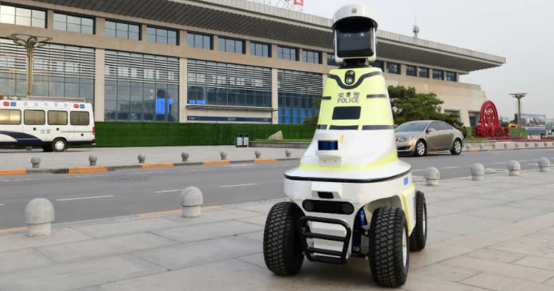 จีนส่ง ‘หุ่นยนต์ตำรวจจราจร’ ออกปฏิบัติการจับรถฝ่ากฎ-ตรวจใบขับขี่