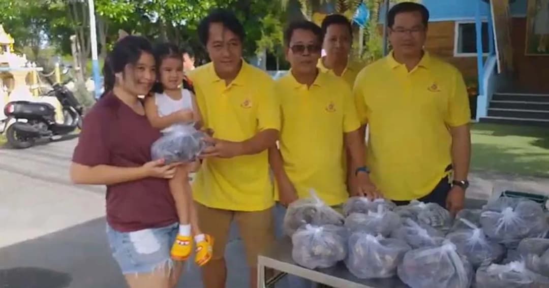 นักธุรกิจชลบุรี แจกมังคุดฟรี เนื่องในวันแม่ ช่วยเกษตรกร ราคาตกต่ำ