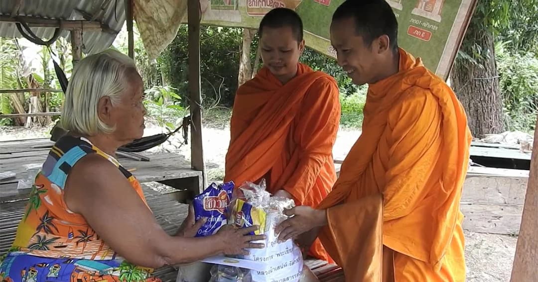 พระนักบุญมอบข้าวสารอาหารแห้งผู้สูงอายุ เนื่องจากวันแม่แห่งชาติ