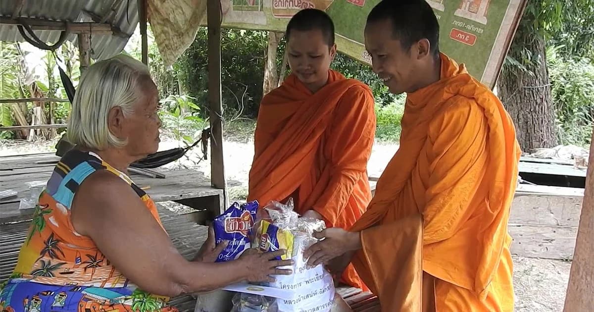 พระนักบุญมอบข้าวสารอาหารแห้งผู้สูงอายุ เนื่องจากวันแม่แห่งชาติ