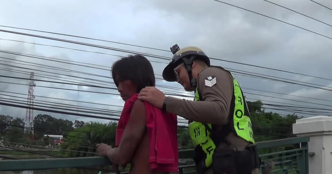 ชาวบ้านผวาหนุ่มใหญ่ดมกาวถือมีดเดินกลางสะพาน