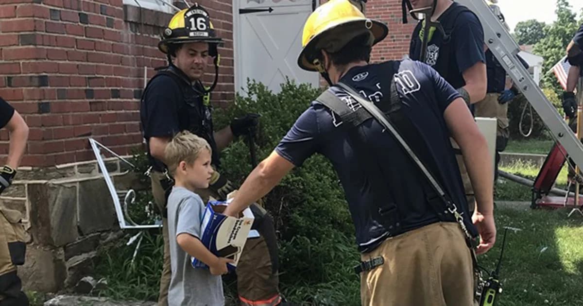 หนุ่มน้อยน้ำใจงาม วิ่งแจกแซนด์วิชไอศกรีมนักดับเพลิงขณะปฏิบัติหน้าที่