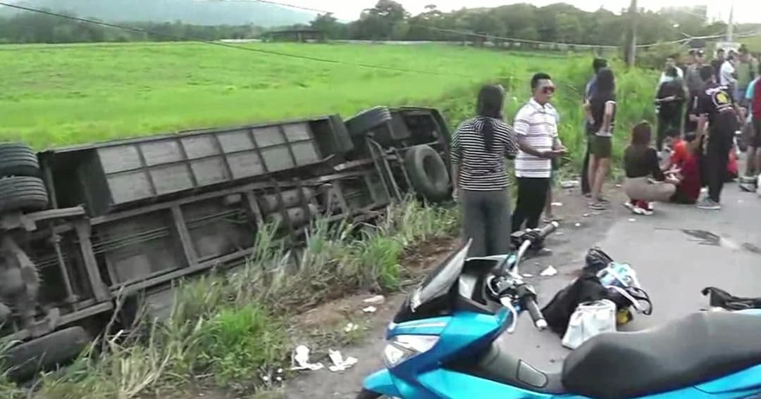 รถทัวร์โคราช-กทม. แซงไม่พ้นพลิกคว่ำข้างทางผู้โดยสารบาดเจ็บ 49 คน