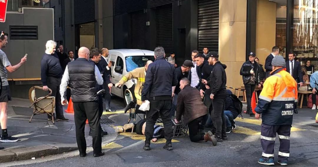 ตำรวจออสเตรเลียจับชายคนหนึ่ง หลังเที่ยวถือมีดวิ่งไล่แทงคน เจ้าหน้าที่พบศพสาวปริศนา 1 ราย