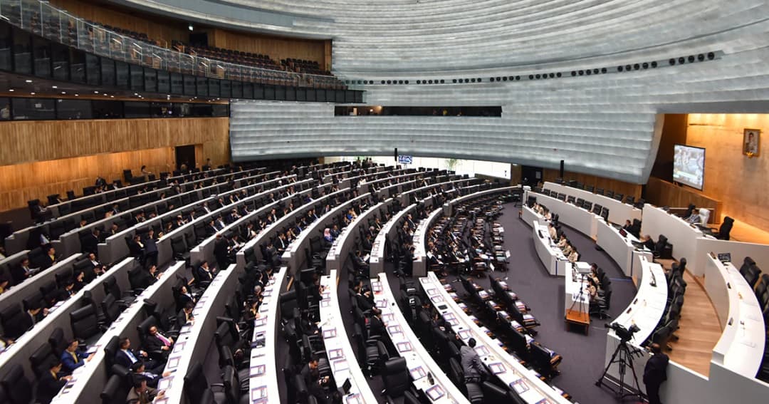 ฝ่ายค้านยื่นกระทู้ถามนายกฯ ปมถวายสัตย์ไม่ครบ ไม่มาจ่อขอเปิดอภิปราย