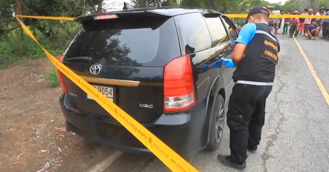 พบศพ พ่อ-แม่ กับลูกเล็กเสียชีวิตในรถ คาดตั้งใจจบชีวิตพร้อมกัน