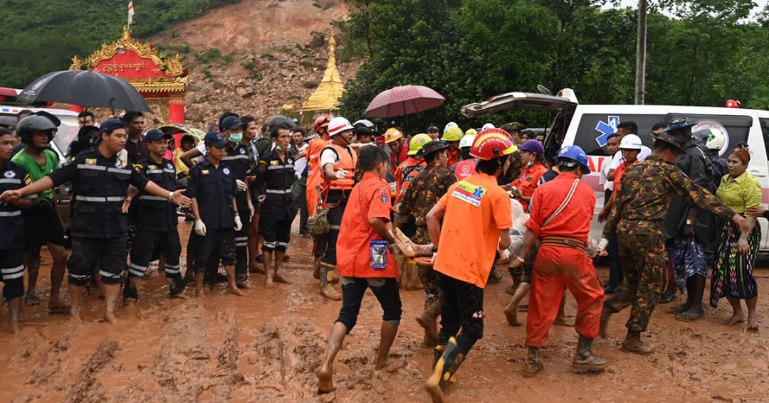 เหตุดินถล่มในเมียนมา ยอดผู้เสียชีวิตพุ่ง 65 ราย จนท.-เอกชนไทย มอบของช่วยเหลือ