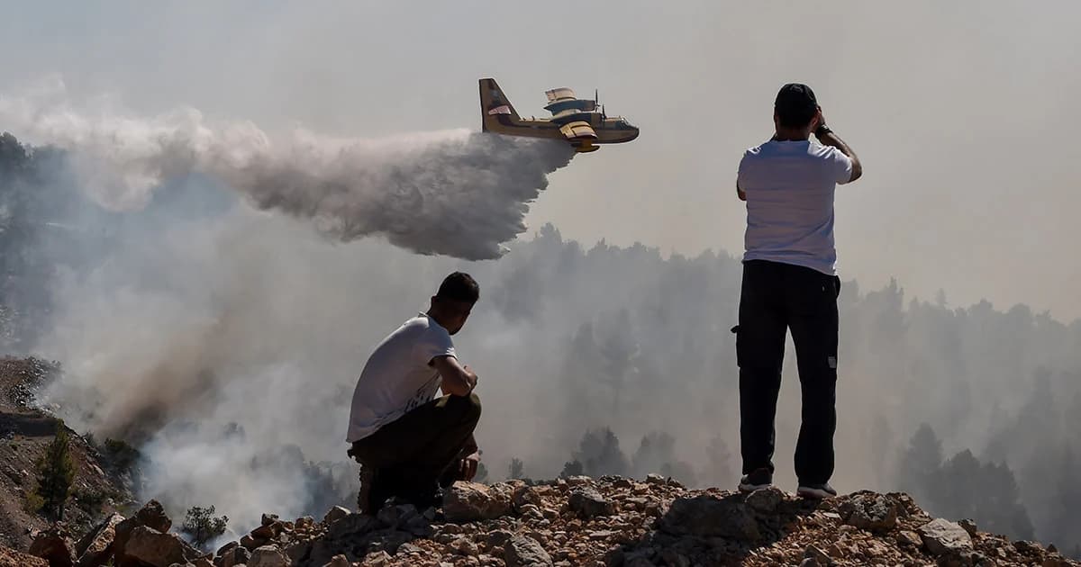 กรีซระดมเจ้าหน้าที่นับพันนาย เร่งดับไฟป่าทางตะวันออกเฉียงใต้
