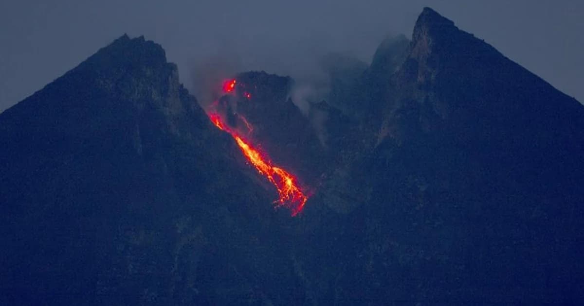 ระทึก! “ภูเขาไฟเมราปี” ในอินโดนีเซีย ปะทุพ่นลาวาสูงเกือบ 1 กม.