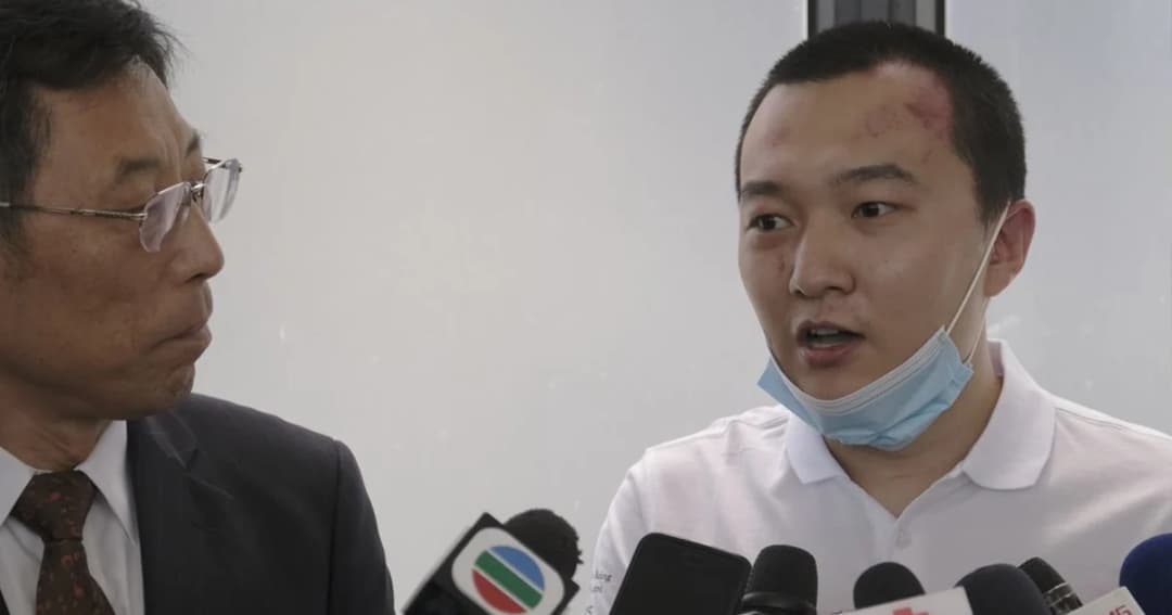 นักข่าวถูกม็อบฮ่องกงทำร้ายกลางสนามบิน ชี้ทำเกินกว่าเหตุ วอนยุติความรุนเเรง