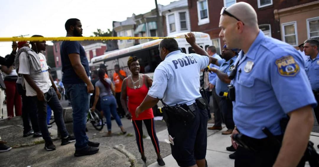 มือปืนยิงตำรวจเจ็บ 6 นาย ยอมมอบตัวหลังถูกล้อมนาน 7 ชั่วโมง