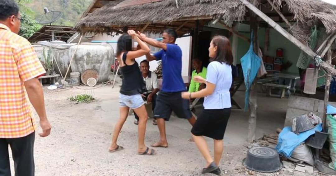 แม่ผูกคอลูกคลั่งอีก วิ่งคว้ามีดจ่อคอตัวเอง จนท.หามส่งโรงพยาบาลจิตเวช